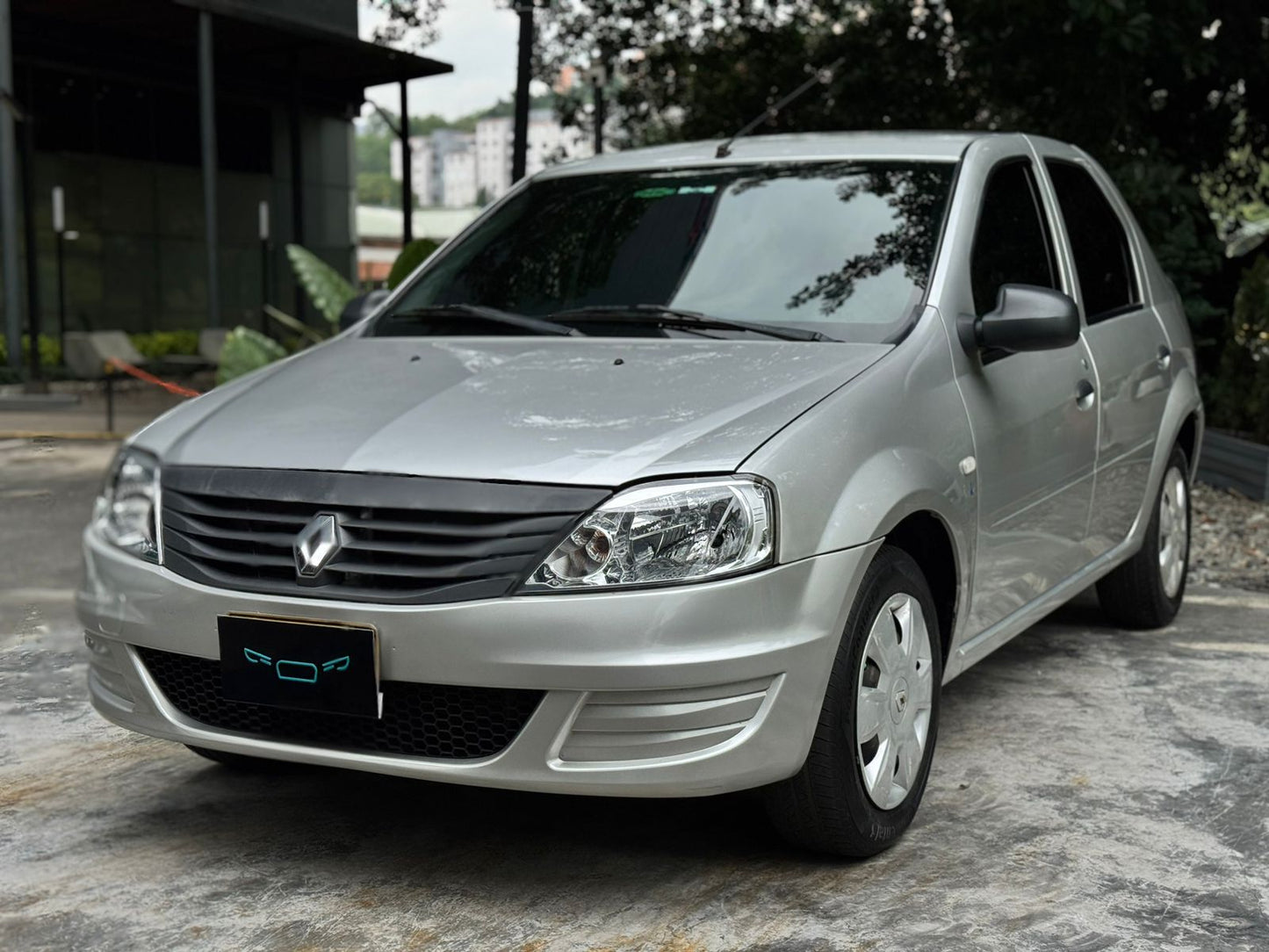 Renault Logan Familier 2015